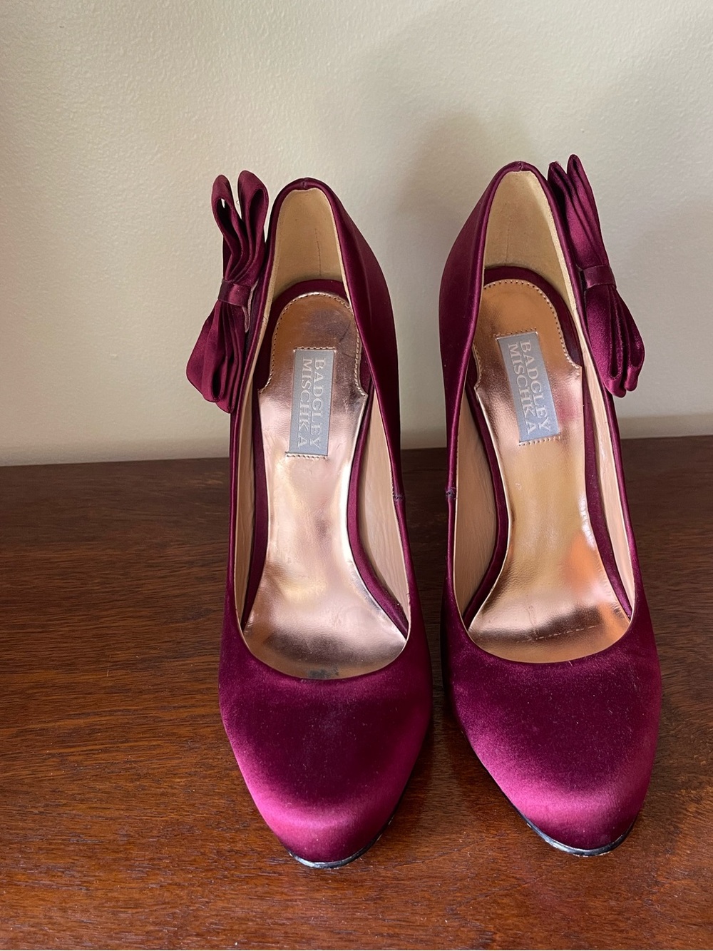 Badgley Mischka Burgundy Satin Bow Pumps Size 8M Formal Heels - Picture 2 of 8